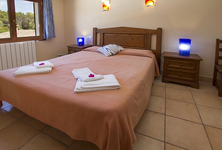 Schlafzimmer mit Doppelbett und Fenster