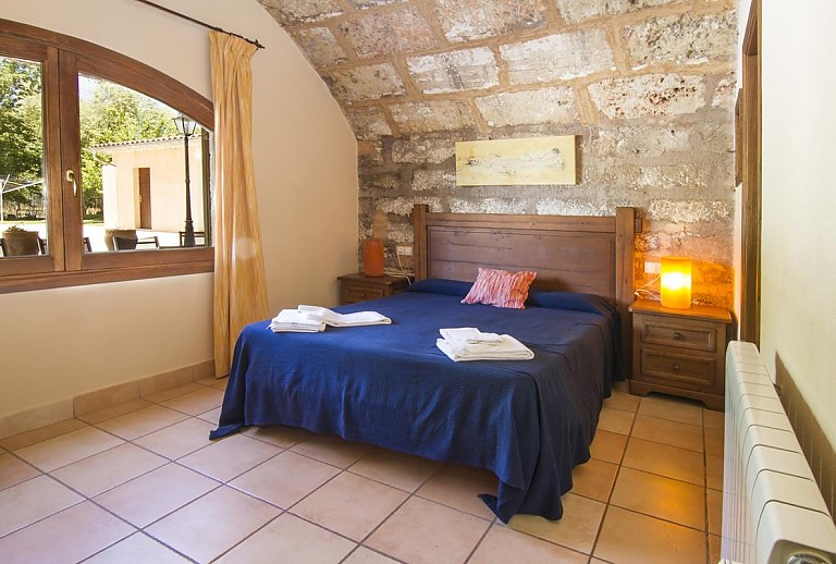 Schlafzimmer mit Doppelbett und Fenster