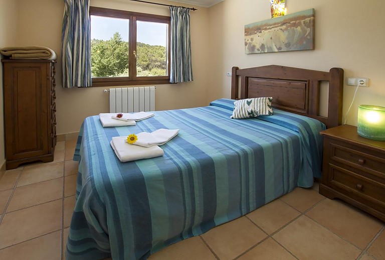 Schlafzimmer mit Doppelbett und Fenster