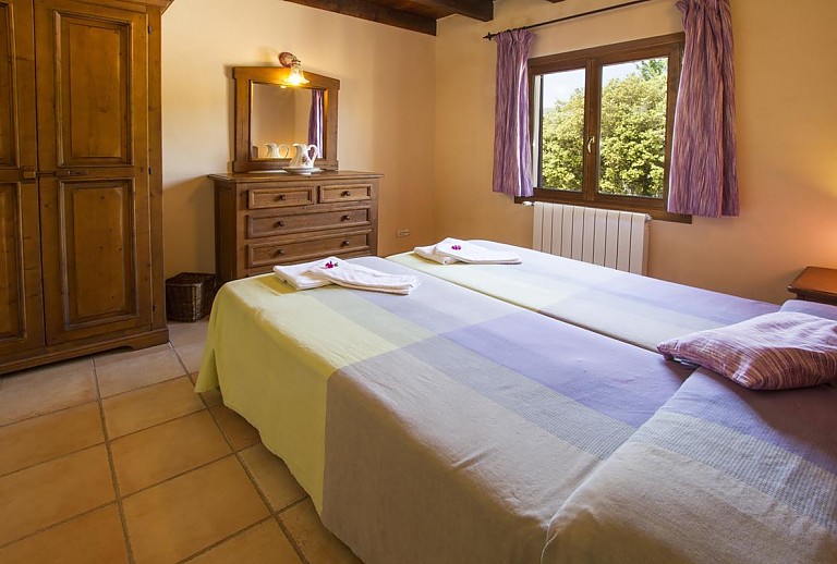 Schlafzimmer mit Einzelbetten und Kommode