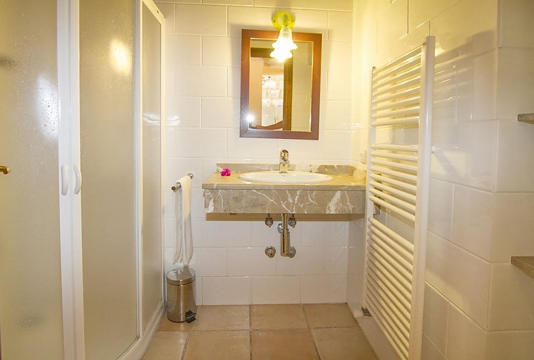Badezimmer mit Dusche und Waschbecken