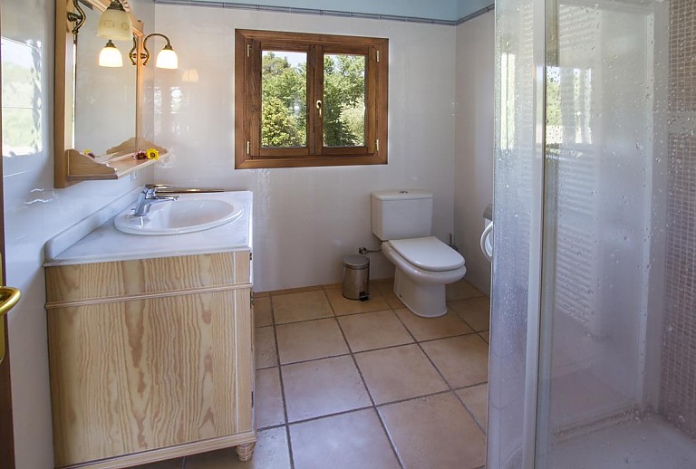 Badezimmer mit Dusche und Waschbecken