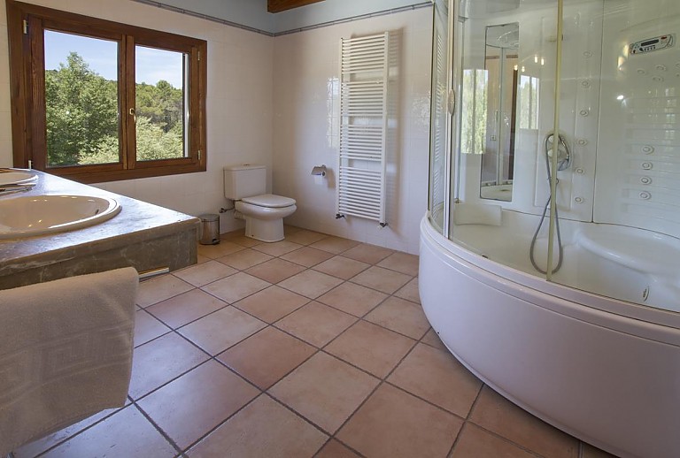 Bad mit Wanne und Waschbecken