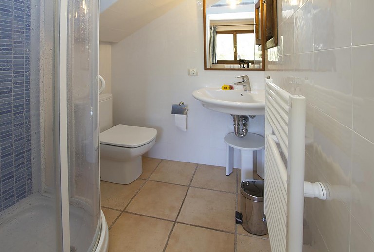 Bad mit Dusche und Waschbecken