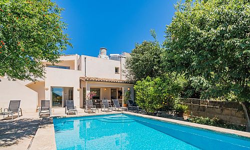 Poolbereich vor dem Ferienhaus mit Sonnenliegen