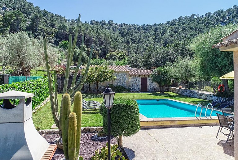 Außenbereich der Finca mit Garten Pool und Rasen