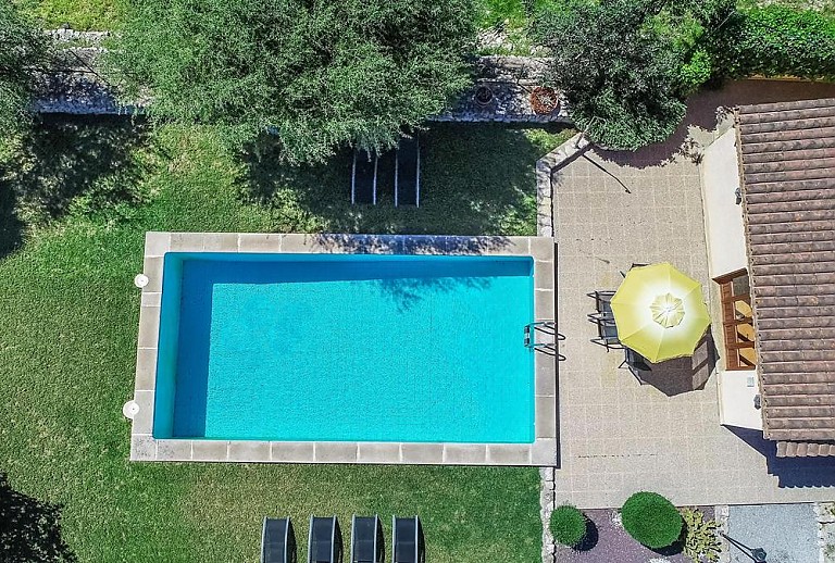 Luftaufnahme Finca mit Garten Pool und Rasen