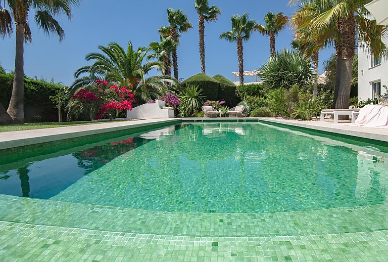 Schwimmbecken vor der Finca mit Garten