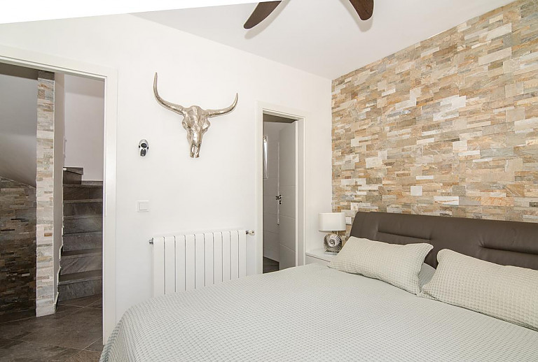 Schlafzimmer mit Bett und Nachttisch