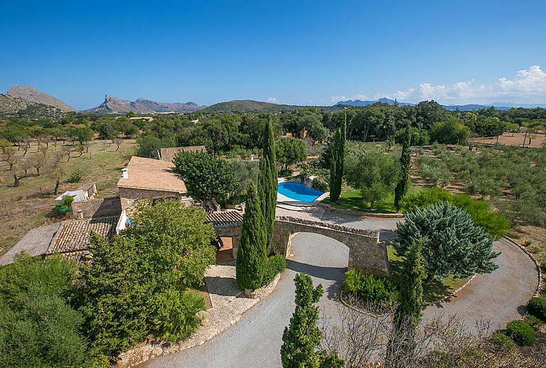 Luftaufnahme der Finca auf dem Grundstück mit Bäumen