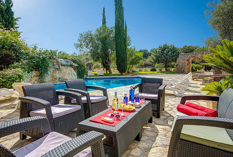 Sitzecke am Poolbereich vor der Finca