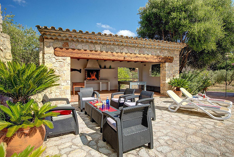 Sitzecke im Garten vor der Finca