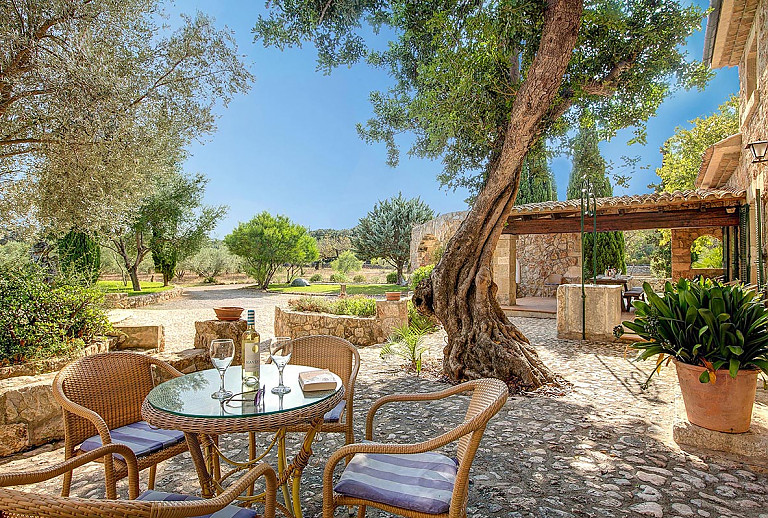 Sitzecke im Garten vor der Finca