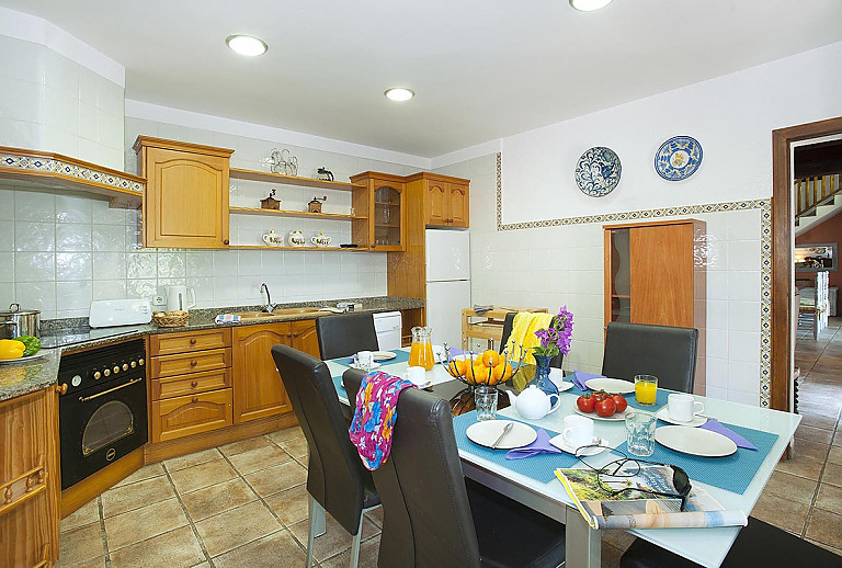 Küche mit Esstisch und Stühlen