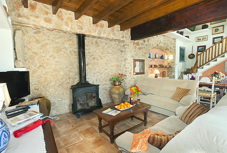 Wohnzimmer mit Kamin und Couch