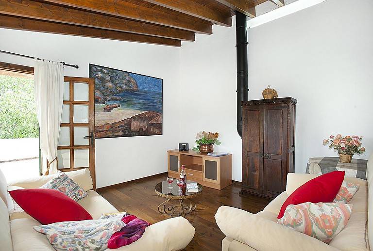 Wohnzimmer mit Kamin und Couch