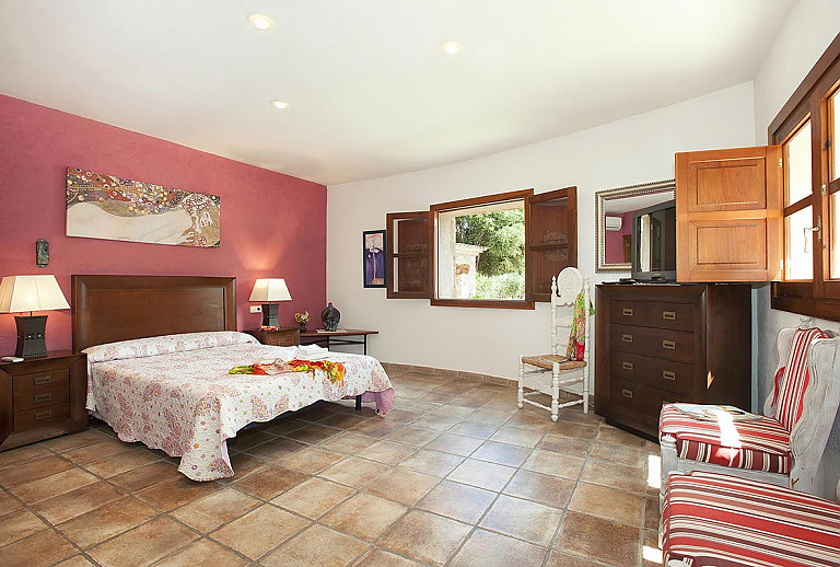 Schlafzimmer mit Doppelbett und Terrassentür