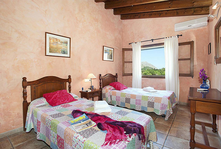 Schlafzimmer mit Einzelbetten und Fenster