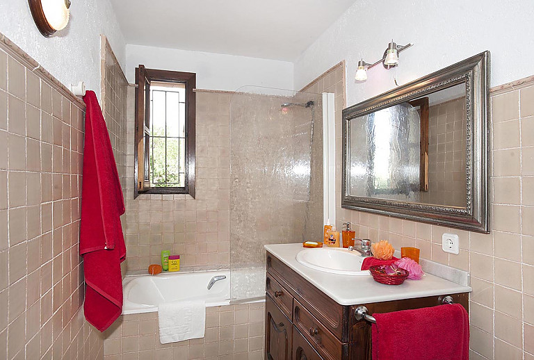 Badezimmer mit Wanne und Fenster