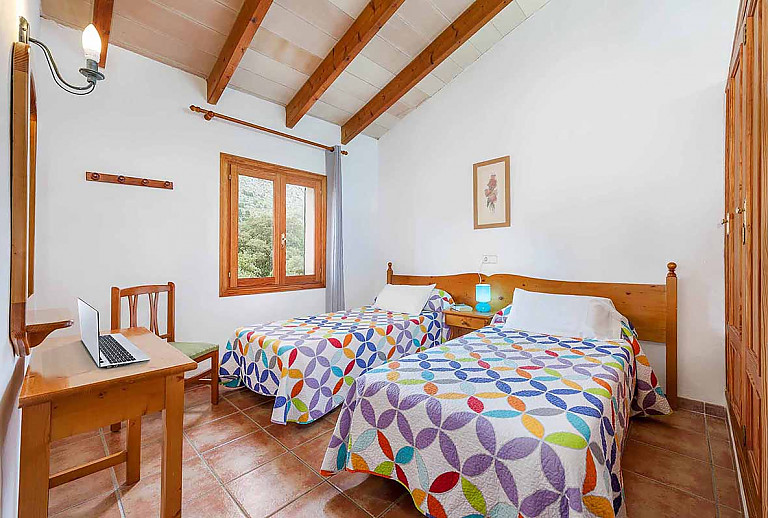 Schlafzimmer mit Einzelbetten und Fenster