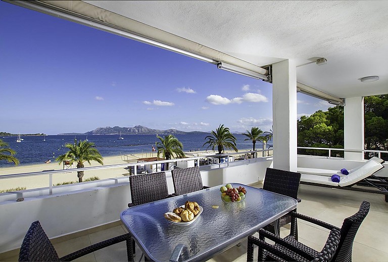 Terrasse mit Tisch und Blick auf das Meer