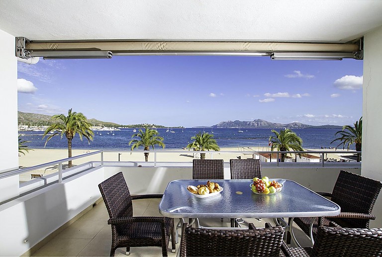 Terrasse mit Tisch und Blick auf das Meer