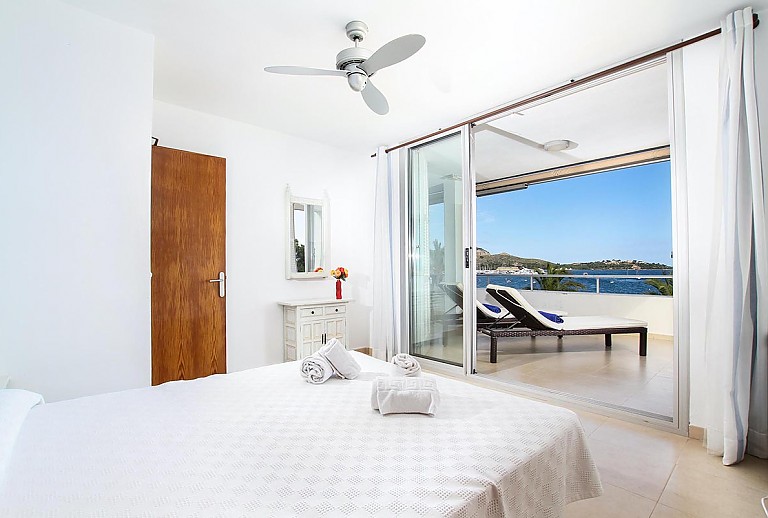Schlafzimmer mit Doppelbett und Zugang zur Terrasse