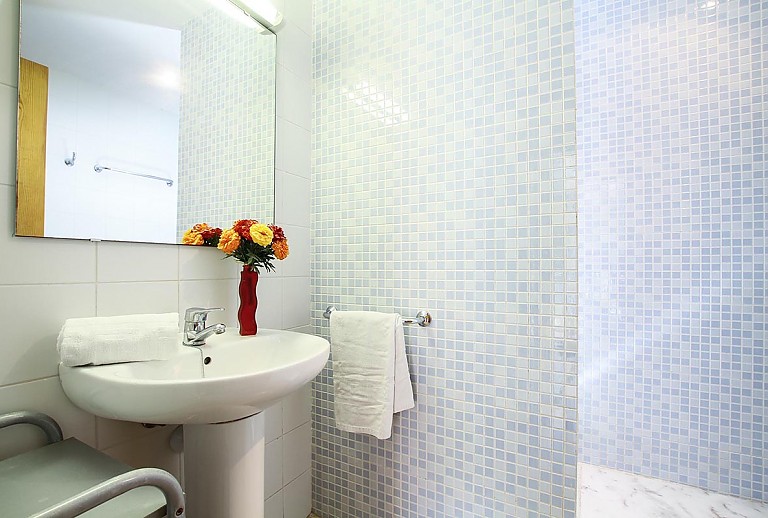 Badezimmer mit Dusche und Waschbecken