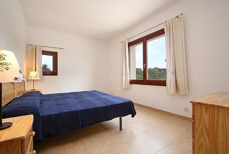 Einzelbetten im Schlafzimmer mit Fenster