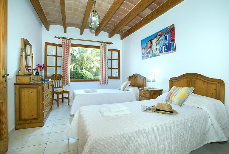 Schlafzimmer mit Einzelbetten und Fenster