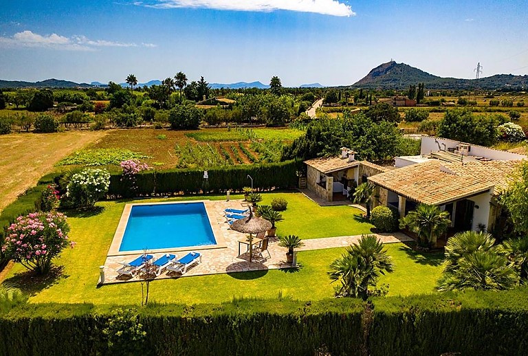 Pool vor der Finca im Garten mit Rasen