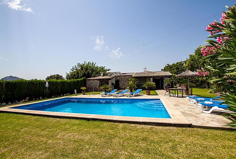 Rasenfäche am Pool vor der Finca