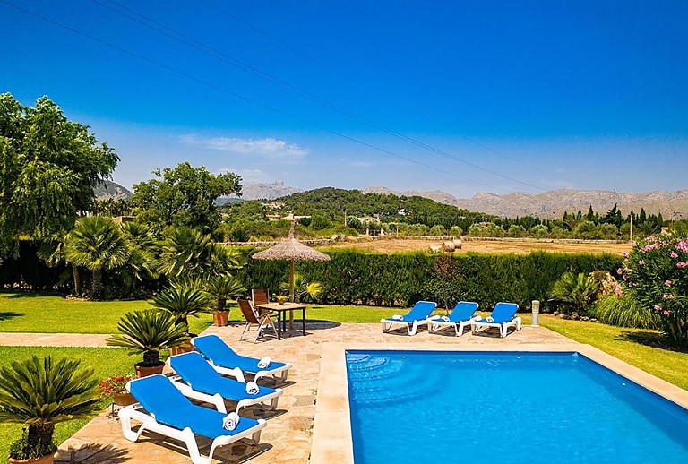 Pool vor der Finca mit Bergblick