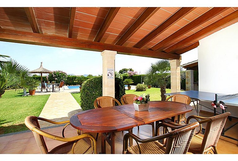 Terrasse mit Tisch und Stühlen