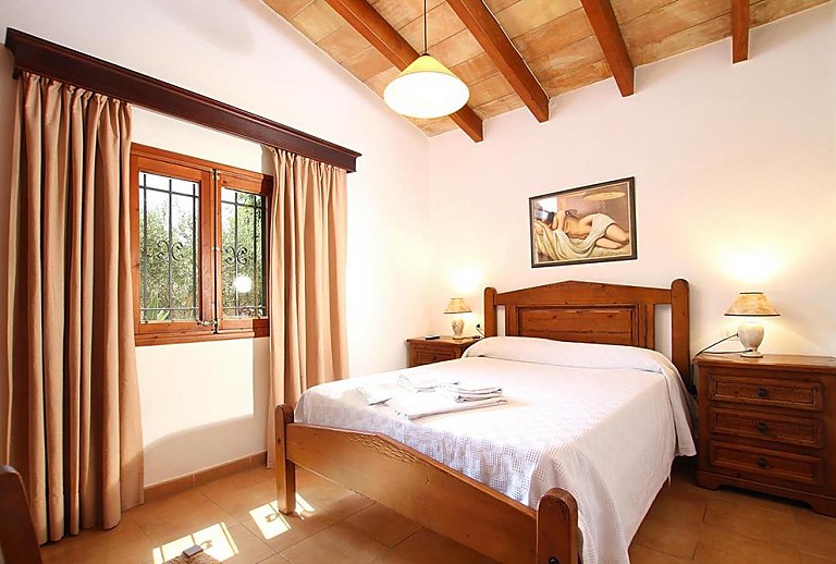 Schlafzimmer mit Doppelbett und Fenster