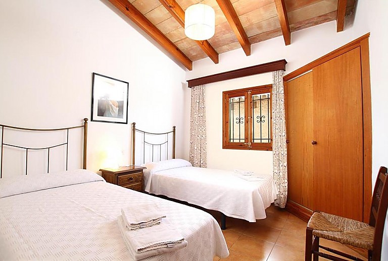 Schlafzimmer mit Einzelbetten und Fenster
