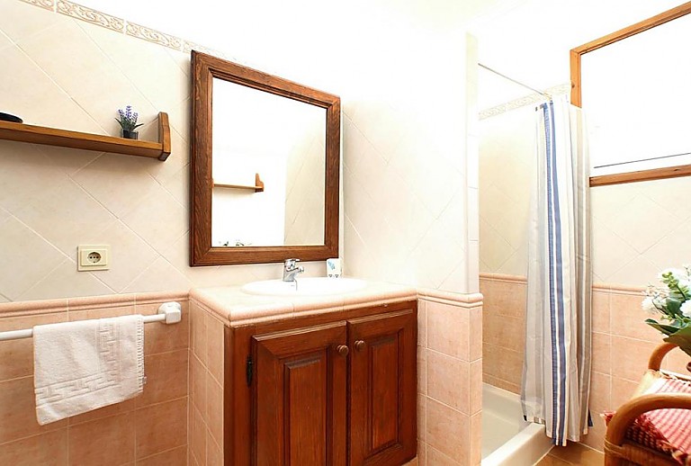 Badezimmer mit Dusche und Waschbecken