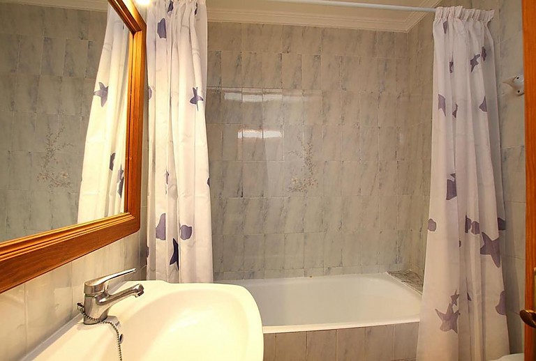 Badezimmer mit Wanne und Waschbecken