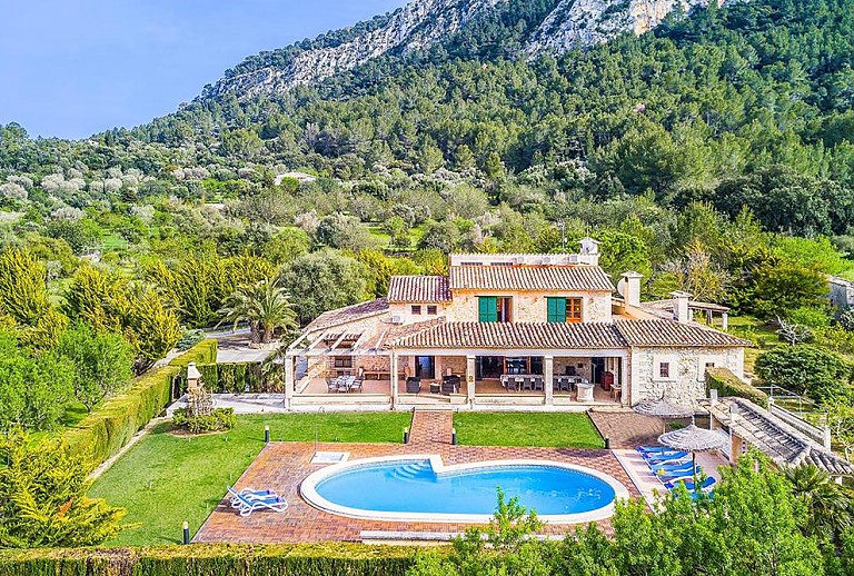 Grundstück mit Poolbereich vor der Finca