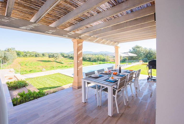 Terrasse mit Vordach und Esstisch