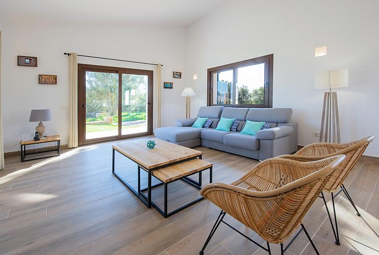 Wohnraum mit Sofa und Couchtisch