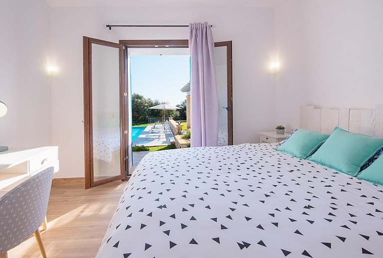 Schlafzimmer mit Doppelbett und Terrassentür