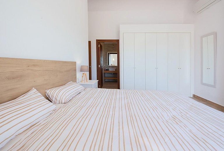 Schlafzimmer mit Doppelbett und Wandschrank