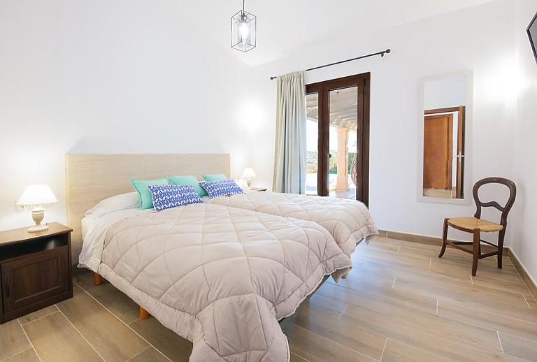 Schlafzimmer mit Doppelbett und Nachttisch