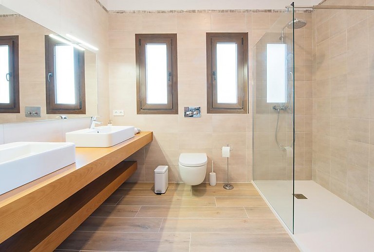 Badezimmer mit zwei Waschbecken und Dusche