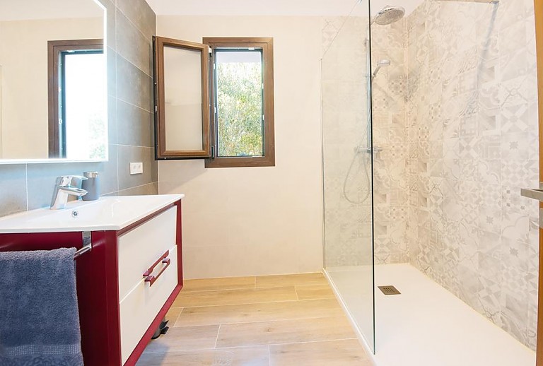 Bad mit Waschbecken und Dusche