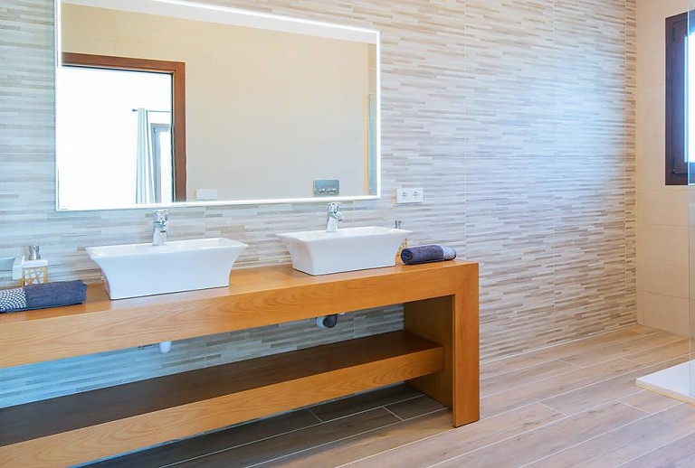 Badezimmer mit zwei Waschbecken und Spiegel