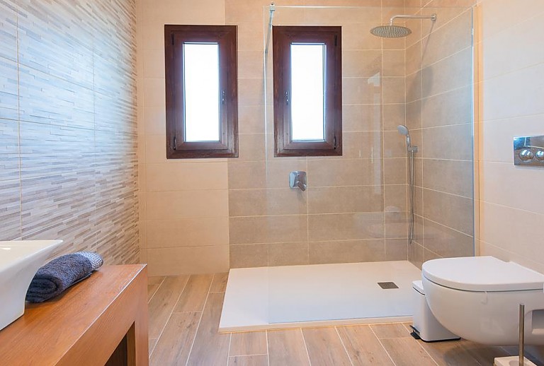 Bad mit Dusche und WC