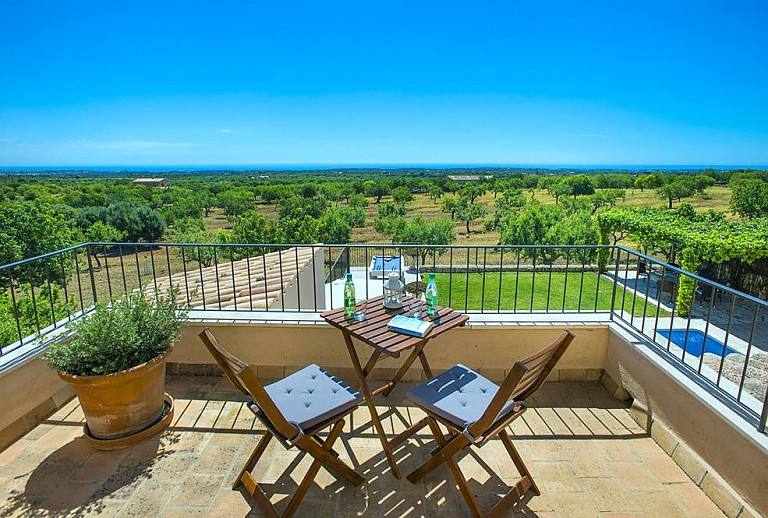 Balkon mit Weitblick und Sitzmöbel