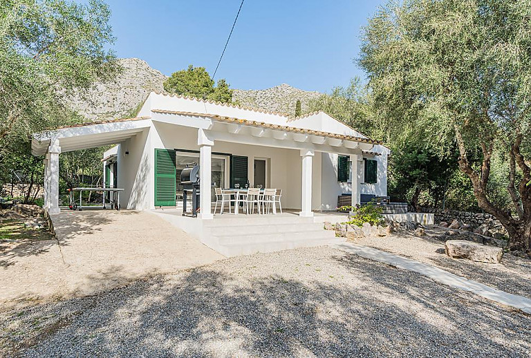 Finca mit Terrasse und Vorplatz